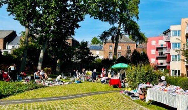 Brocante en plein jardin de notre résidence-services à Soignies